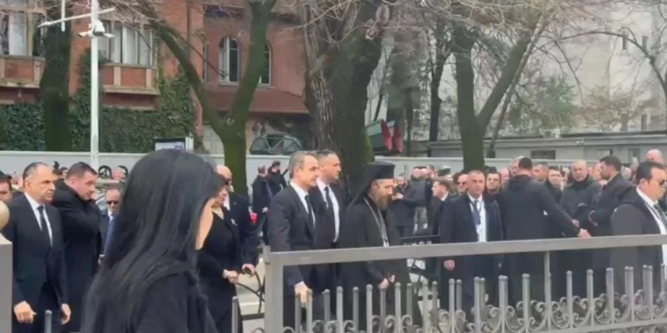 Incident kur Mitsotakis mbërriti në Tiranë, qytetarët: Rroftë Çamëria, poshtë Beleri!