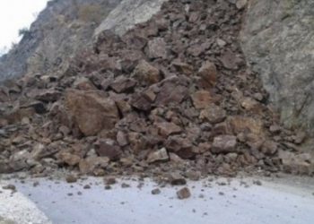 Rrëshqitje dheu në Bënçë të Tepelenës, probleme me qarkullimin e mjeteve