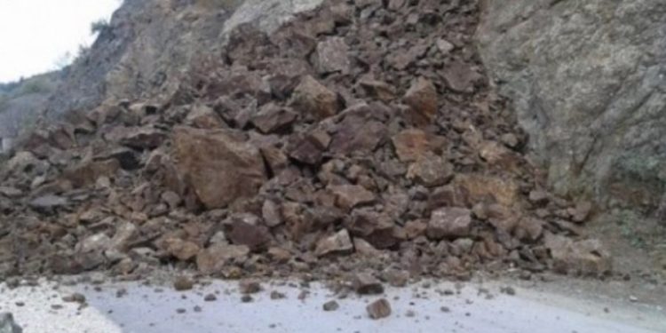 Rrëshqitje dheu në Bënçë të Tepelenës, probleme me qarkullimin e mjeteve