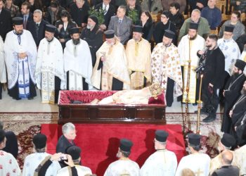 Arkëmorti vendoset në kishë, nisin homazhet për kryepeshkopin Anastas (VIDEO)