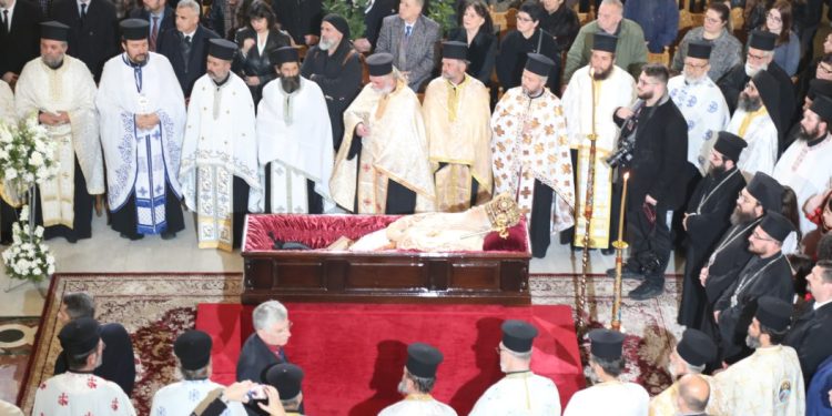 Arkëmorti vendoset në kishë, nisin homazhet për kryepeshkopin Anastas (VIDEO)