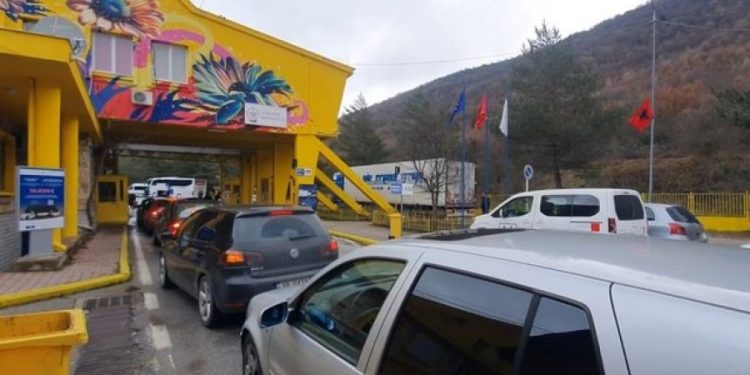 Nis kthimi i emigrantëve, fluks në pikat kufitare me Greqinë