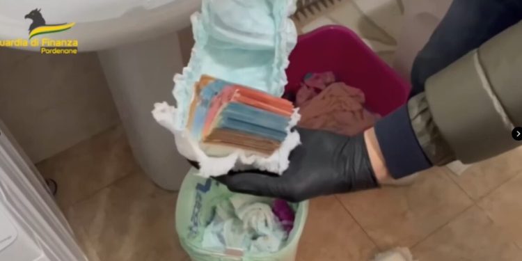 Kapet shqiptari në Itali/ Kokainë në vezët surprizë, 20 mijë euro në pelenat e mbesës