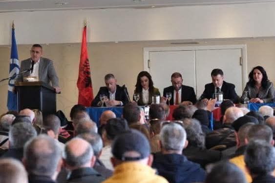 PD kërkon vota në Athinë me Fredi Belerin: Rama armiku ynë i përbashkët. Italianët dërgojnë emigrantë, gjermanet dërgojnë mbetje toksike, amerikanet kanë terroristë