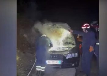 “Audi” merr flakë në tunelin e rrugës Kardhiq-Delvinë