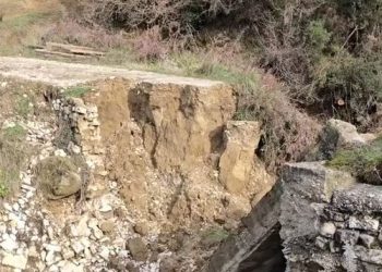 Bie ura në Selenicë, banorët: Ecim 2 kilometra në këmbë për të transportuar ushqimet në shtëpi!