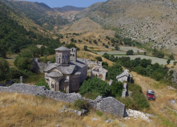 “Kishat dhe manastiret në Gjirokastër u kanë mbijetuar ndërhyrjeve moderne”, The Telegraph: Ky rajon historik në Shqipëri është i “dëshpëruar” për vizitorë
