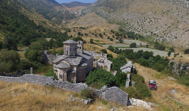 “Kishat dhe manastiret në Gjirokastër u kanë mbijetuar ndërhyrjeve moderne”, The Telegraph: Ky rajon historik në Shqipëri është i “dëshpëruar” për vizitorë