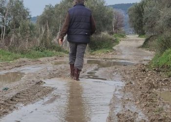 Cakrani i braktisur, baltë dhe gropa me ujë për të shkuar në shtëpi