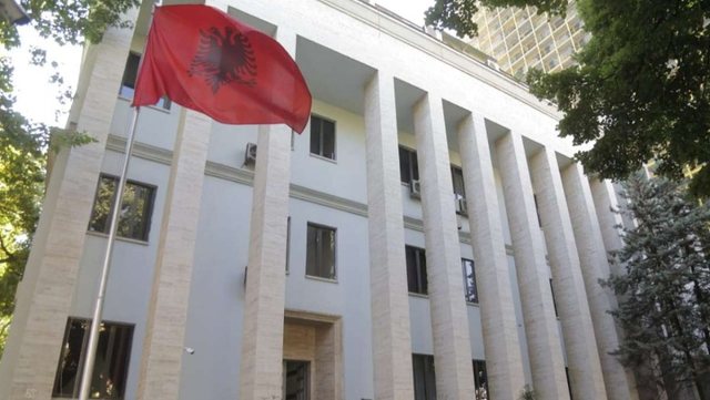 Udhëtonte me të dashurën për të hequr dyshimet, shqiptari arrestohet me 335 doza kokainë në makinë!