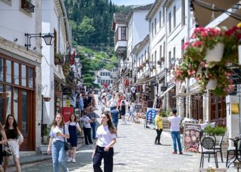 Humbjet nga kursi i këmbimit, operatorët turistikë i lidhin kontratat në euro