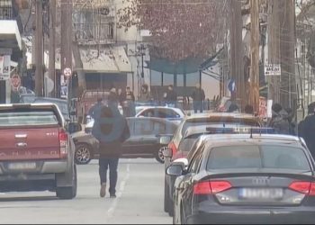 Ish-kandidati për deputet i ‘Agimit të Artë’ bën masakër në Larisa, vret 2 borxhlinjtë dhe s’pranon të dorëzohet