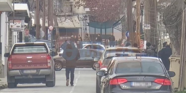 Ish-kandidati për deputet i ‘Agimit të Artë’ bën masakër në Larisa, vret 2 borxhlinjtë dhe s’pranon të dorëzohet