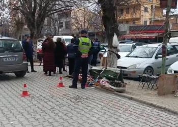 Aksidenti i pazakontë/ Ngatërroi marshin e makinës teksa dilte nga parkimi dhe hipi mbi trotuar, shoferja merr para këmbësorin