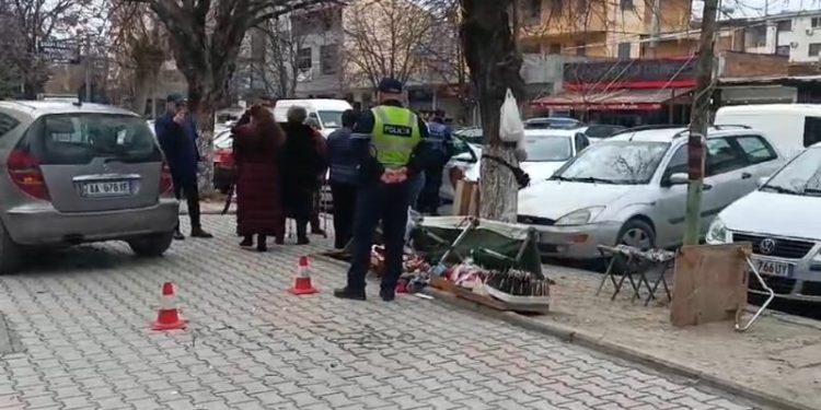 Aksidenti i pazakontë/ Ngatërroi marshin e makinës teksa dilte nga parkimi dhe hipi mbi trotuar, shoferja merr para këmbësorin