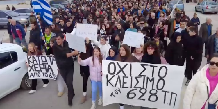 Paranojat e grekëve në kufi me Shqipërinë, protestojnë kundër mbylljes së disa reparteve ushtarake