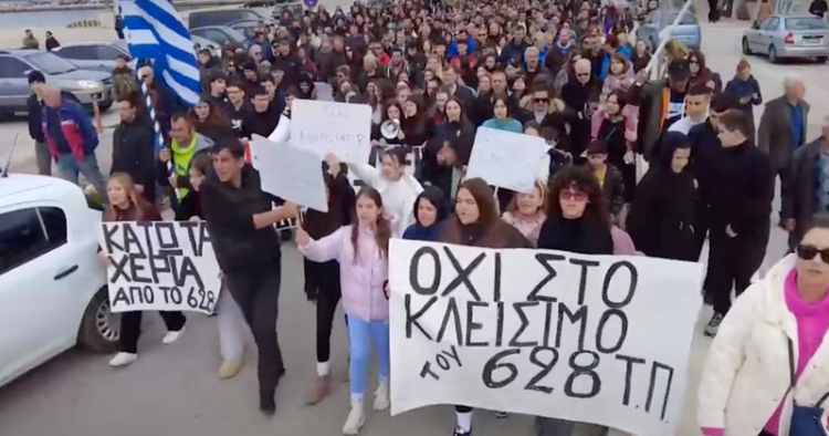 Paranojat e grekëve në kufi me Shqipërinë, protestojnë kundër mbylljes së disa reparteve ushtarake