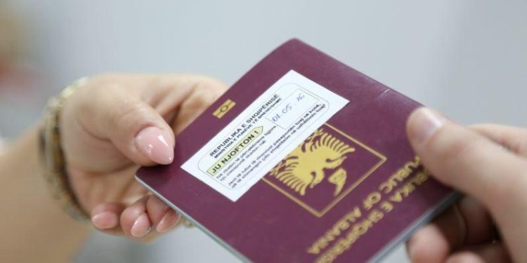 Zgjedhjet parlamentare 2025/Qeveria shtyn afatin e pasaportave, Ministri Hoxha: Përfitojnë 500 mijë qytetarë