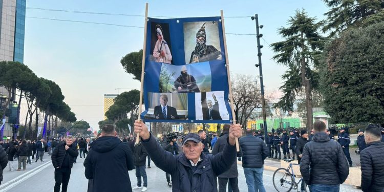 Presidenti Trump bëhet pjesë e protestës së opozitës, protestuesit me pankarta kundër qeverisë