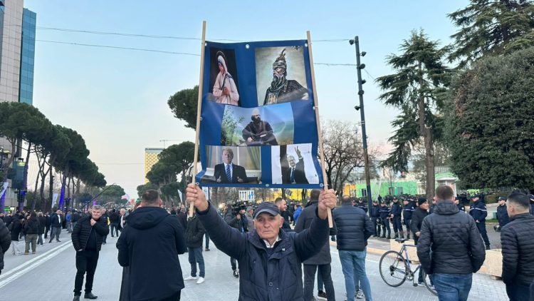 Presidenti Trump bëhet pjesë e protestës së opozitës, protestuesit me pankarta kundër qeverisë