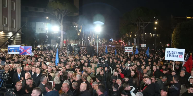 Protestuesit hedhin kapsolla, lëndohen 3 policë
