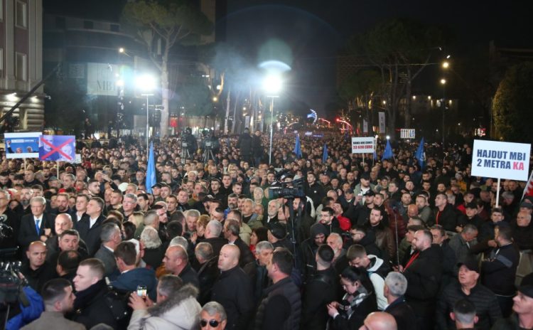 Zgjati më pak se 2 orë, mbyllet protesta e opozitës