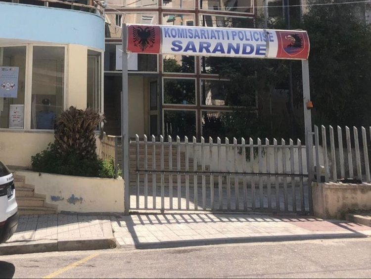 Sarandë/Dhunuan me sende të forta një shtetas, shpallen në kërkim 3 persona