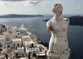 Paniku nga tërmetet, mbi 6 mijë banorë braktisin Santorinin