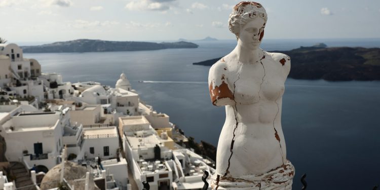 Paniku nga tërmetet, mbi 6 mijë banorë braktisin Santorinin