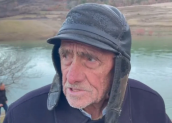 E trishtë/ Ishte duke folur për gazetarët, babai sheh momentin e rëndë kur palombarët gjejnë trupin e pajetë të të birit