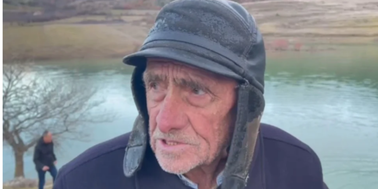 E trishtë/ Ishte duke folur për gazetarët, babai sheh momentin e rëndë kur palombarët gjejnë trupin e pajetë të të birit