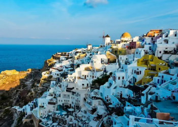 Panik në Santorini, ja çfarë ndodh prej orësh në ishullin grek