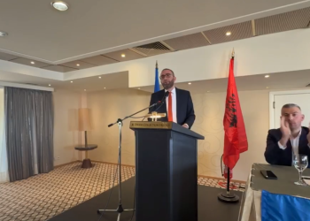 Gaz Bardhi takim me shqiptarët në Athinë: Burg për këdo në Shqipëri që kërcënon familjarët tuaj me vendin e punës (VIDEO)