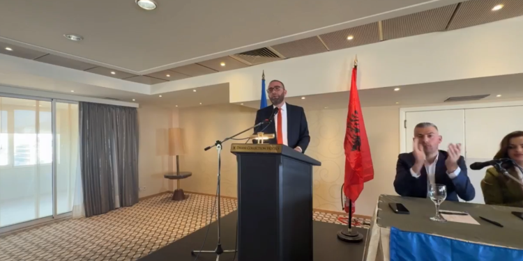 Gaz Bardhi takim me shqiptarët në Athinë: Burg për këdo në Shqipëri që kërcënon familjarët tuaj me vendin e punës (VIDEO)