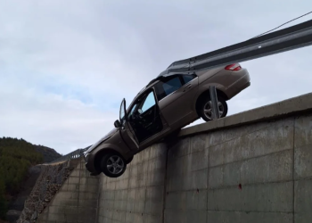 Aksident i frikshëm, makina qëndron pezull mes barrierës dhe kanalit (FOTO)