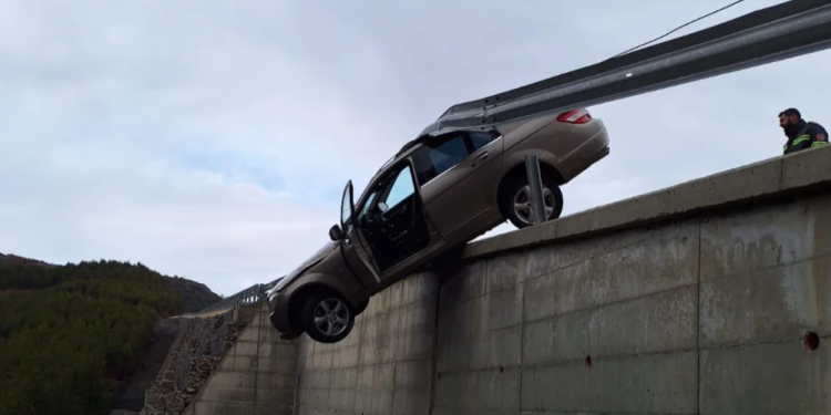 Aksident i frikshëm, makina qëndron pezull mes barrierës dhe kanalit (FOTO)