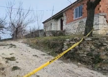 E rëndë/ Dy vëllezër gjenden pa jetë në banesë në Mallakastër, ja çfarë dyshohet
