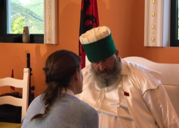 Mirela Kumbaro për Baba Hekuranin: Sot u ngrit në qiell një mik i çmuar