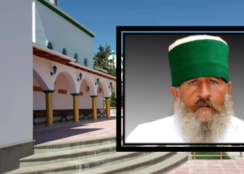 Trupi i pajetë i Baba Hekuranit mbërrin në Teqenë e Alipostivanit, nisin homazhet