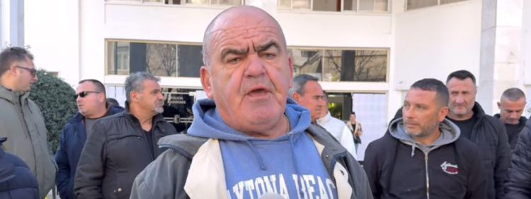 Protestojnë taksistët në Sarandë: Licencat duam t’i trashëgojmë, makinat e hoteleve mos marrin pasagjerë