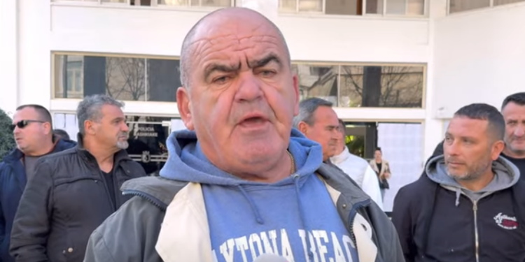 Protestojnë taksistët në Sarandë: Licencat duam t’i trashëgojmë, makinat e hoteleve mos marrin pasagjerë