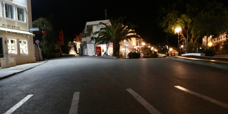 Natë ankthi në Santorini: 7 tërmete mbi 4 ballë brenda një ore. Ishulli braktiset masivisht (FOTO)