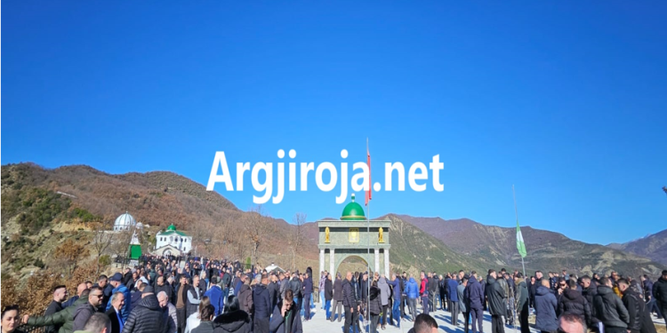 Lamtumirë Baba Hekurani, njerëz pafund në ceremoninë mortore në Alipostivan (FOTO)