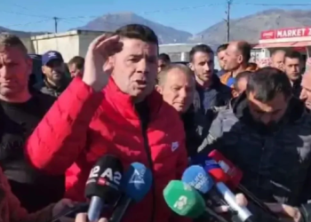 Protestojnë fermerët në rrugën Kardhiq-Delvinë: Është gjynah të tallen me mundin tonë, ulën çmimin e qumështit me 30 lekë