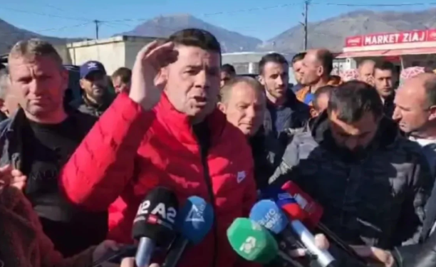 Protestojnë fermerët në rrugën Kardhiq-Delvinë: Është gjynah të tallen me mundin tonë, ulën çmimin e qumështit me 30 lekë