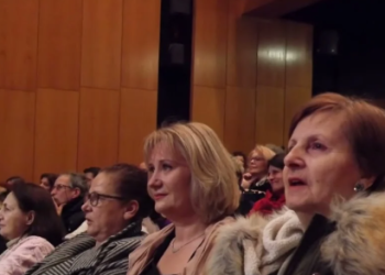 Në Selanik këndohet shqip/ Kori “Lira” i Korçës mbush teatrin, grekë e shqiptarë bëhen bashkë