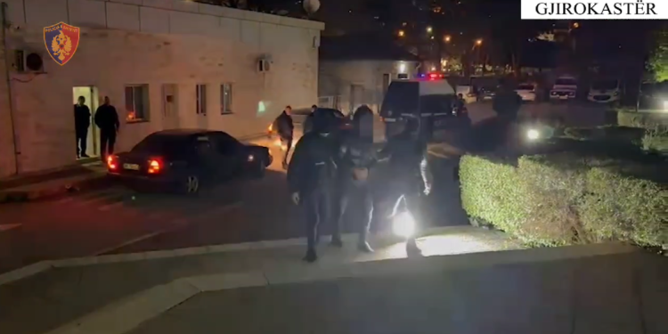 “Blic” në Tepelenë, arrestohet i riu në kërkim për shtije droge (VIDEO)