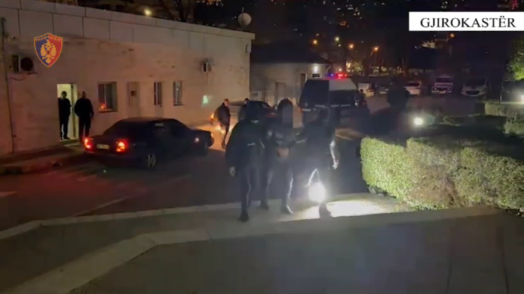 “Blic” në Tepelenë, arrestohet i riu në kërkim për shtije droge (VIDEO)