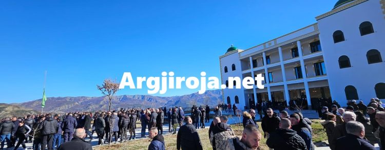 Lamtumirë Baba Hekurani, njerëz pafund në ceremoninë mortore në Alipostivan (FOTO)