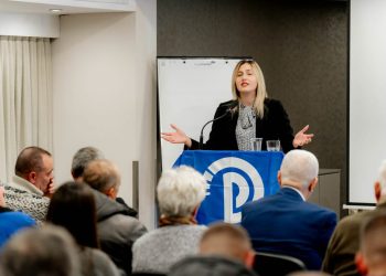 Ina Zhupa me shqiptarë në Athinë: Vota juaj mundëson rotacionin!